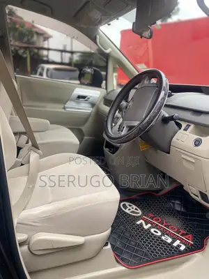 Toyota Noah 2.0 143hp AWD (8 Seater) 2012 Gray