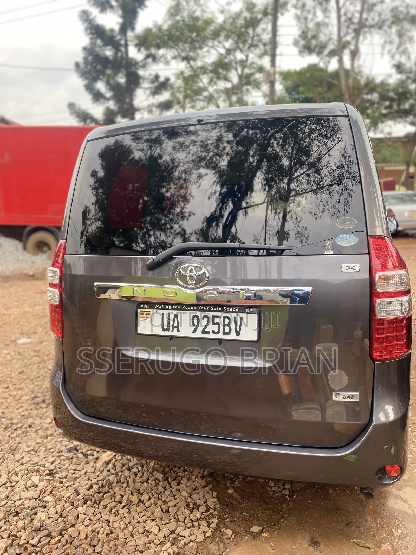 Toyota Noah 2.0 143hp AWD (8 Seater) 2012 Gray