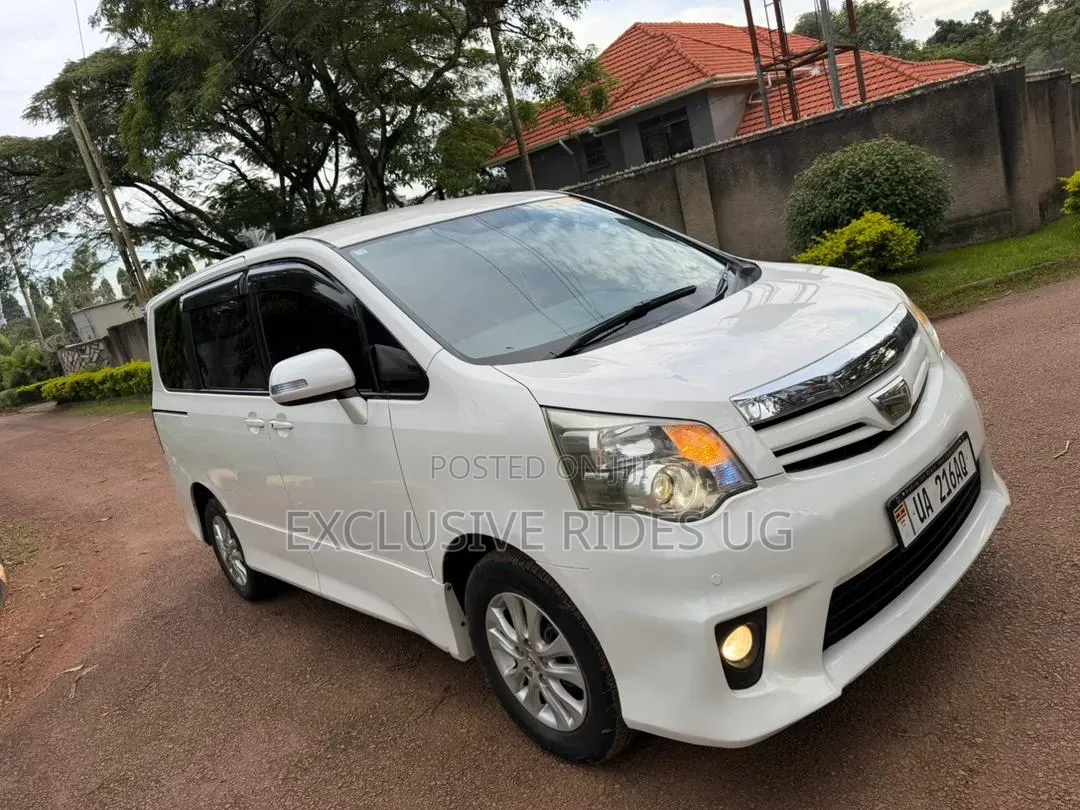 Toyota Noah 2.0 143hp AWD (8 Seater) 2012 White