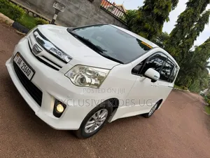 Toyota Noah 2.0 143hp AWD (8 Seater) 2012 White