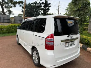 Toyota Noah 2.0 143hp AWD (8 Seater) 2012 White