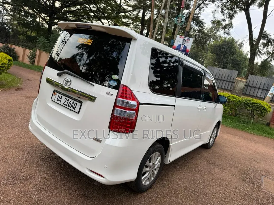 Toyota Noah 2.0 143hp AWD (8 Seater) 2012 White