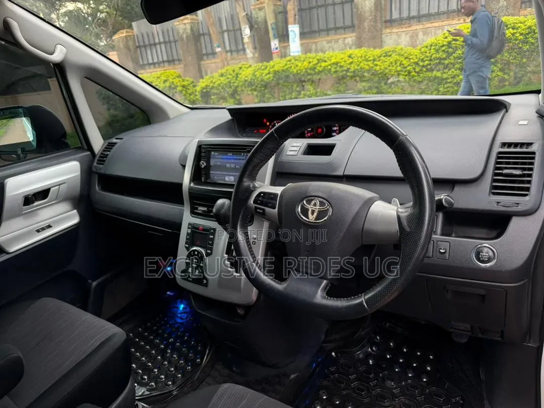 Toyota Noah 2.0 143hp AWD (8 Seater) 2012 White
