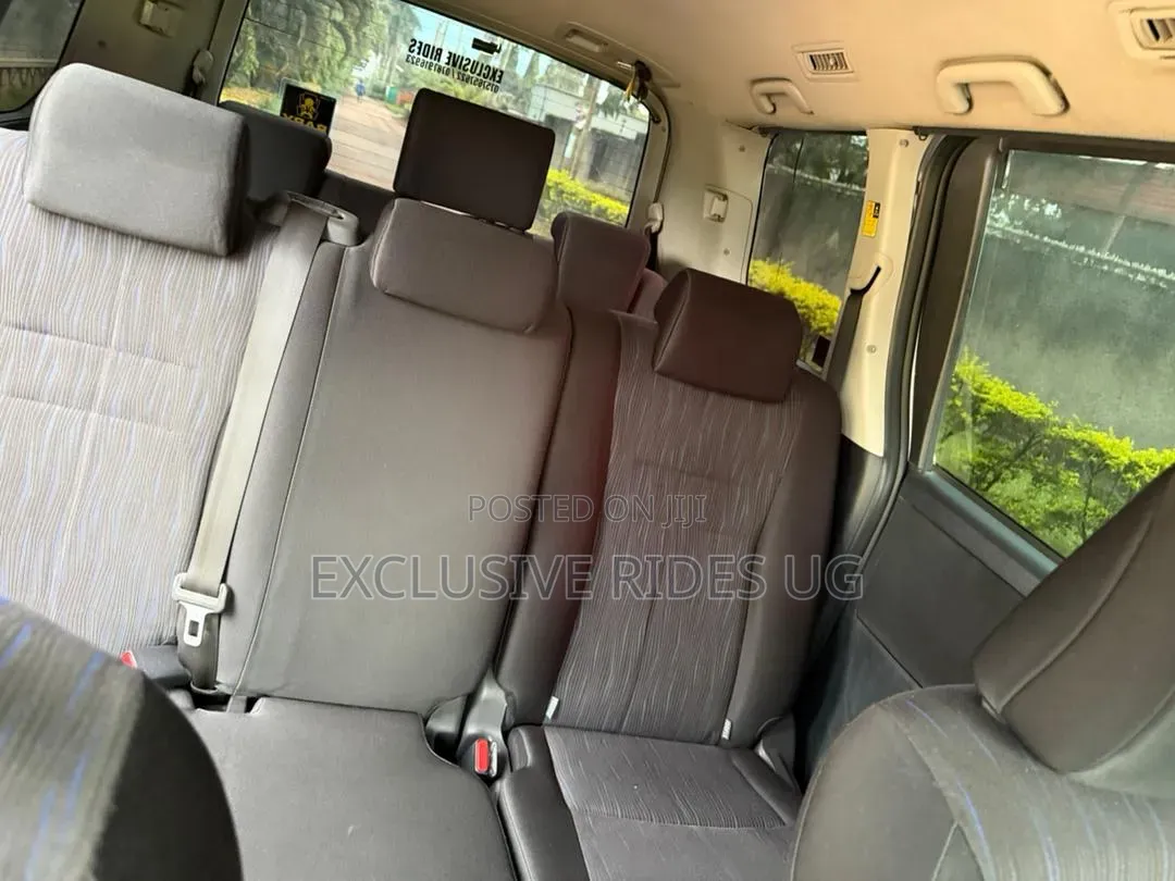 Toyota Noah 2.0 143hp AWD (8 Seater) 2012 White