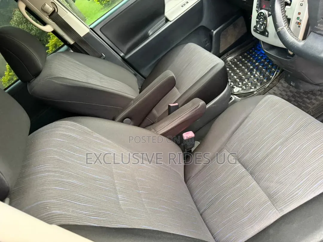 Toyota Noah 2.0 143hp AWD (8 Seater) 2012 White
