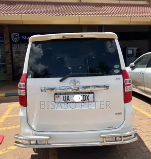 Toyota Noah 2.0 143hp FWD (7 Seater) 2012 White