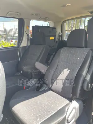 Toyota Noah 2.0 143hp FWD (7 Seater) 2012 White