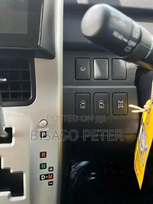 Toyota Noah 2.0 143hp FWD (7 Seater) 2012 White
