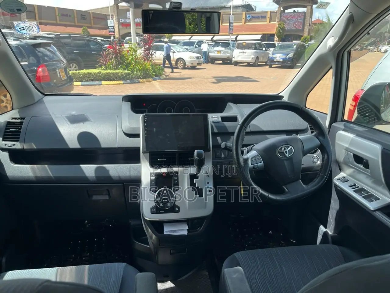 Toyota Noah 2.0 143hp FWD (7 Seater) 2012 White