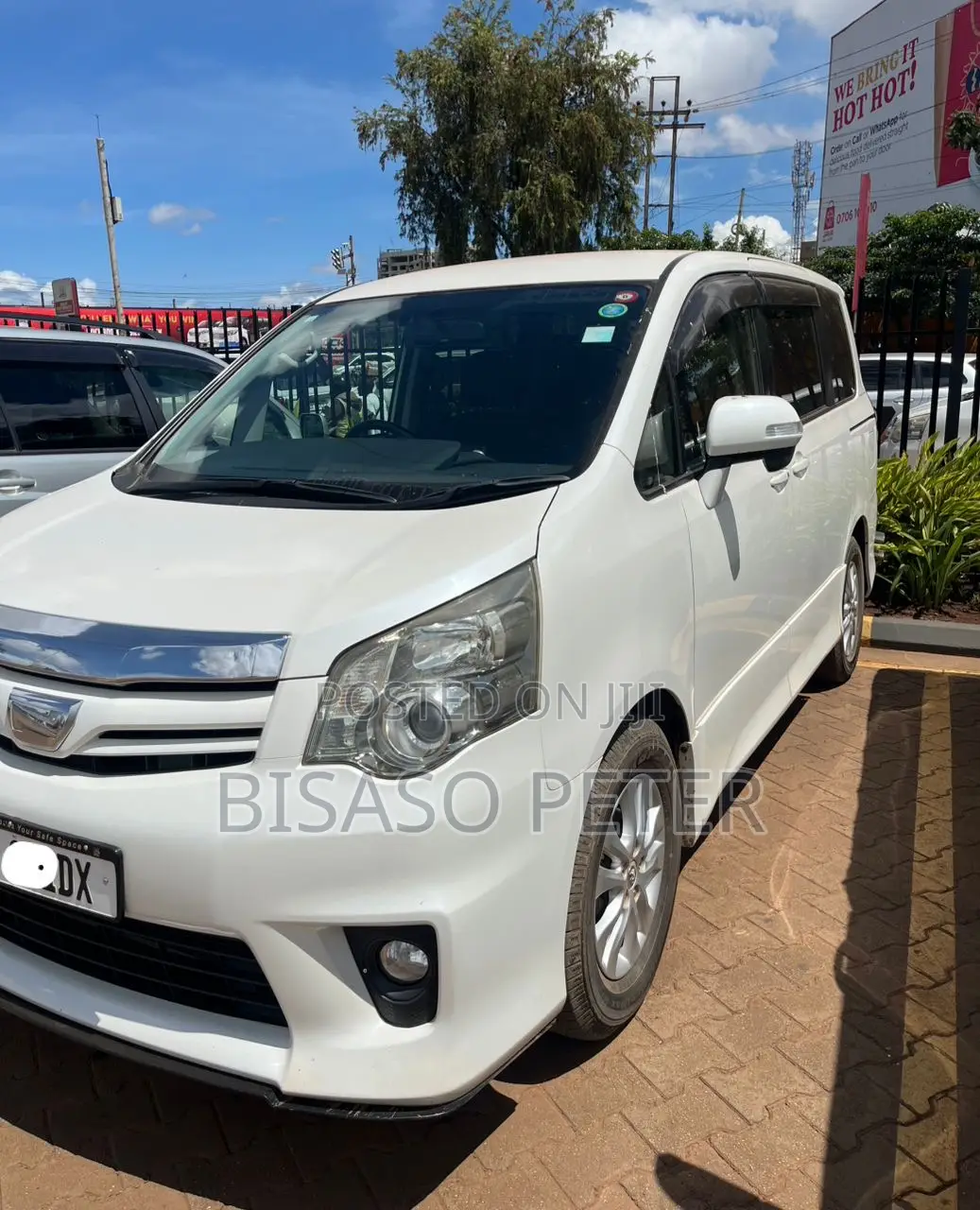 Toyota Noah 2.0 143hp FWD (7 Seater) 2012 White