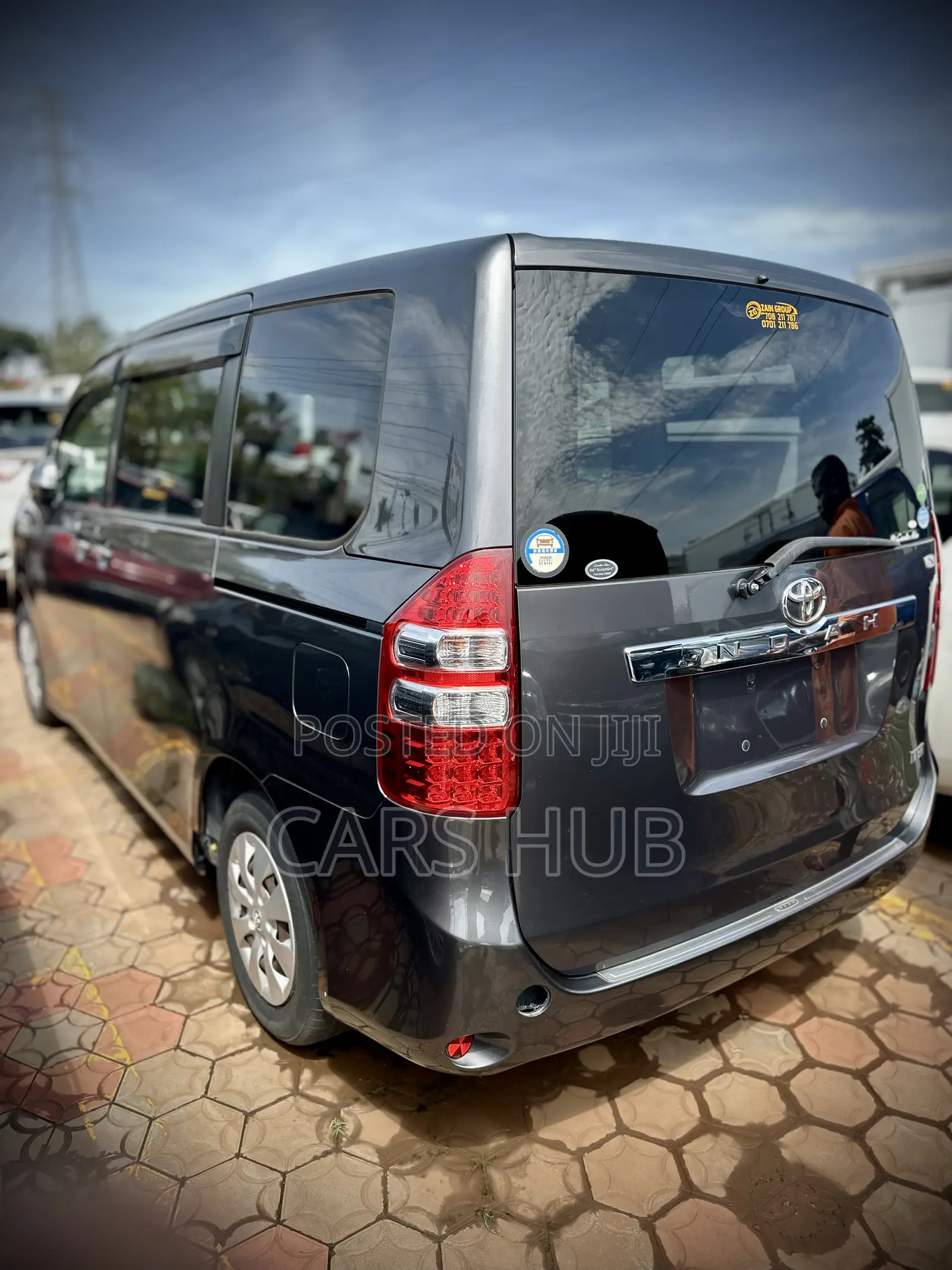 Toyota Noah 2.0 143hp AWD (7 Seater) 2012 Gray