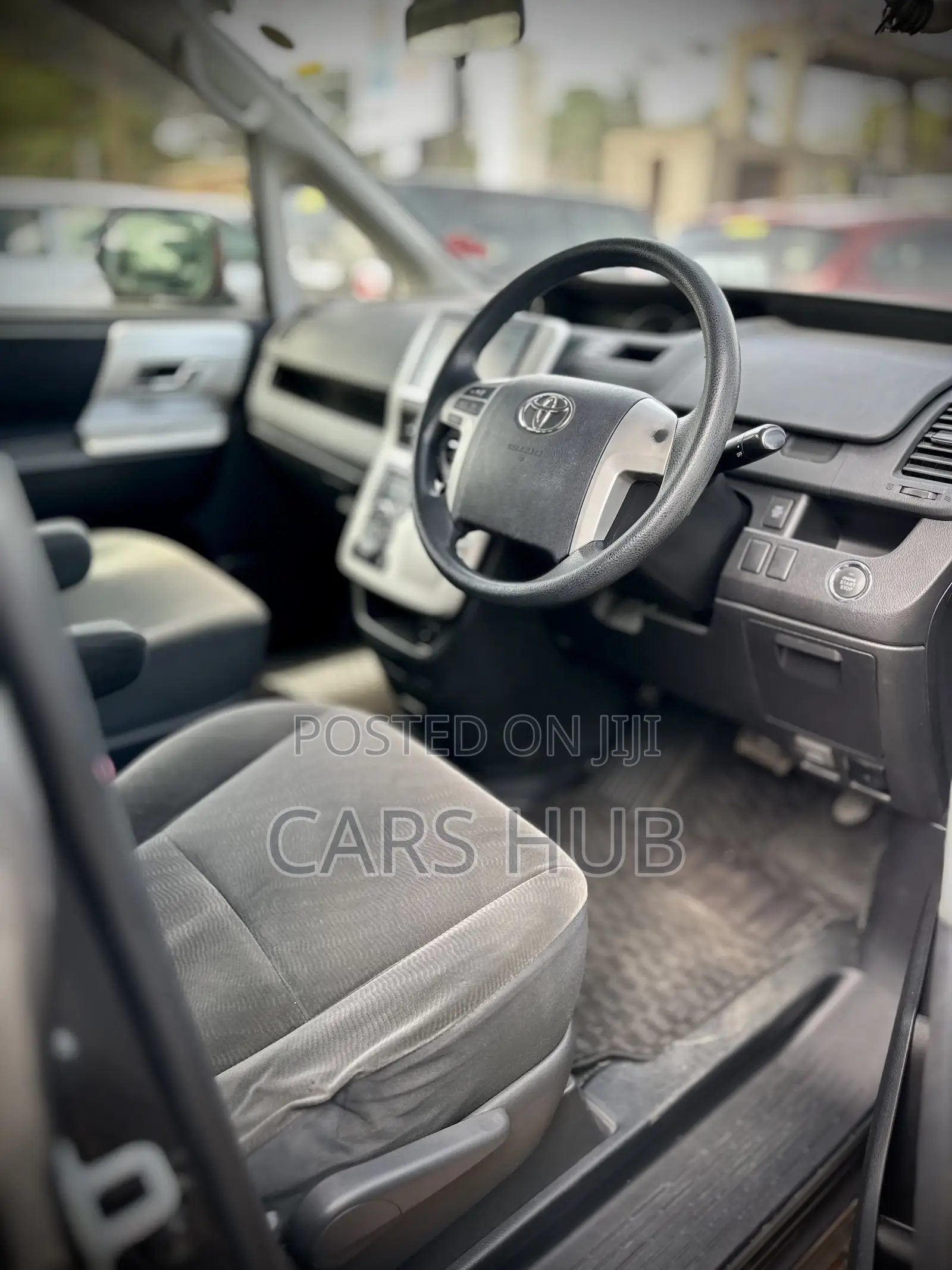 Toyota Noah 2.0 143hp AWD (7 Seater) 2012 Gray