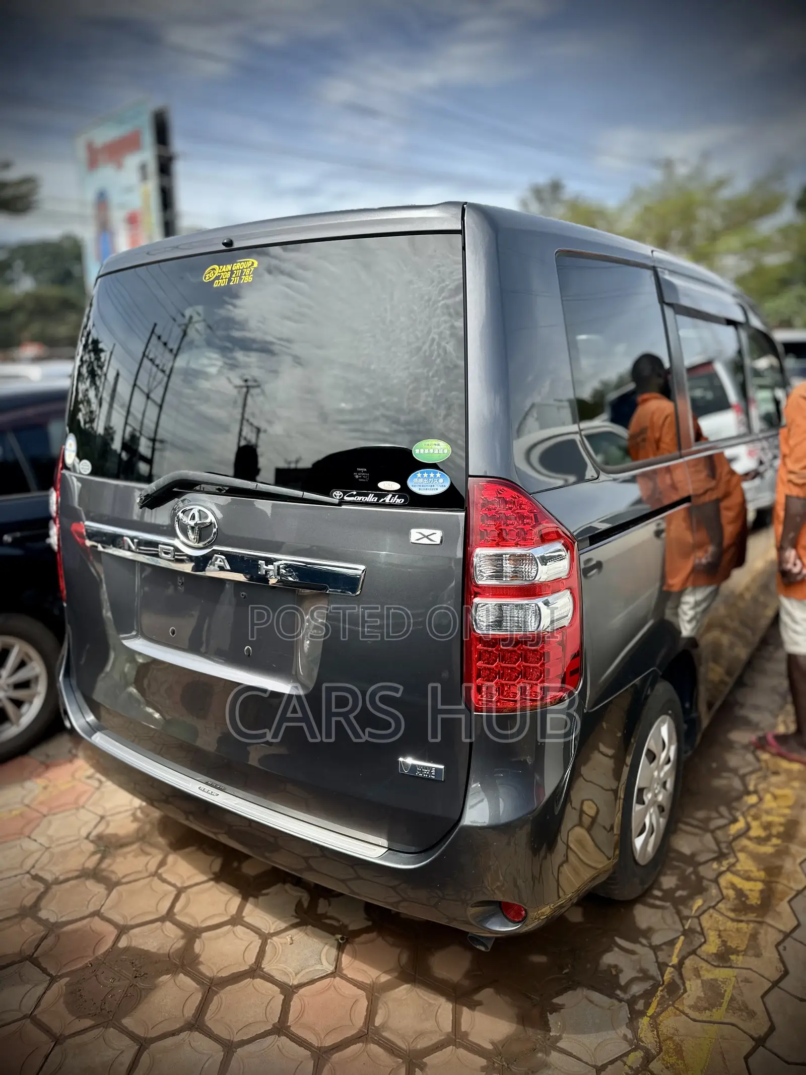 Toyota Noah 2.0 143hp AWD (7 Seater) 2012 Gray