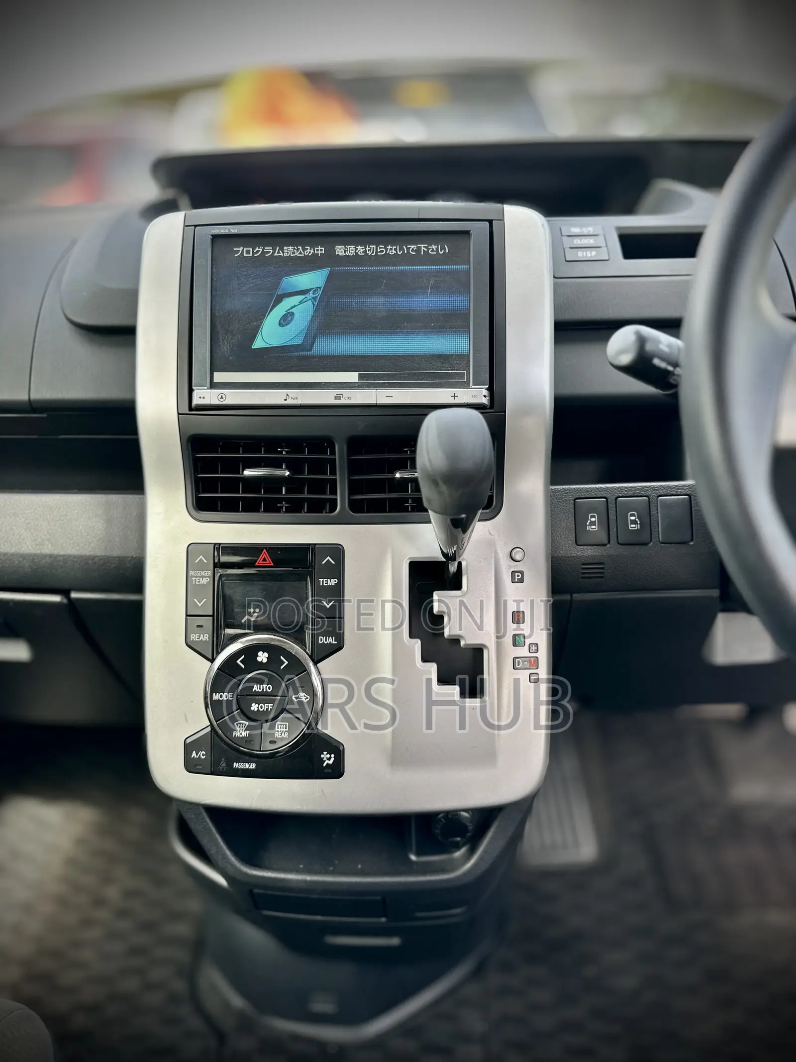 Toyota Noah 2.0 143hp AWD (7 Seater) 2012 Gray