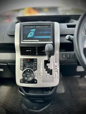 Toyota Noah 2.0 143hp AWD (7 Seater) 2012 Gray