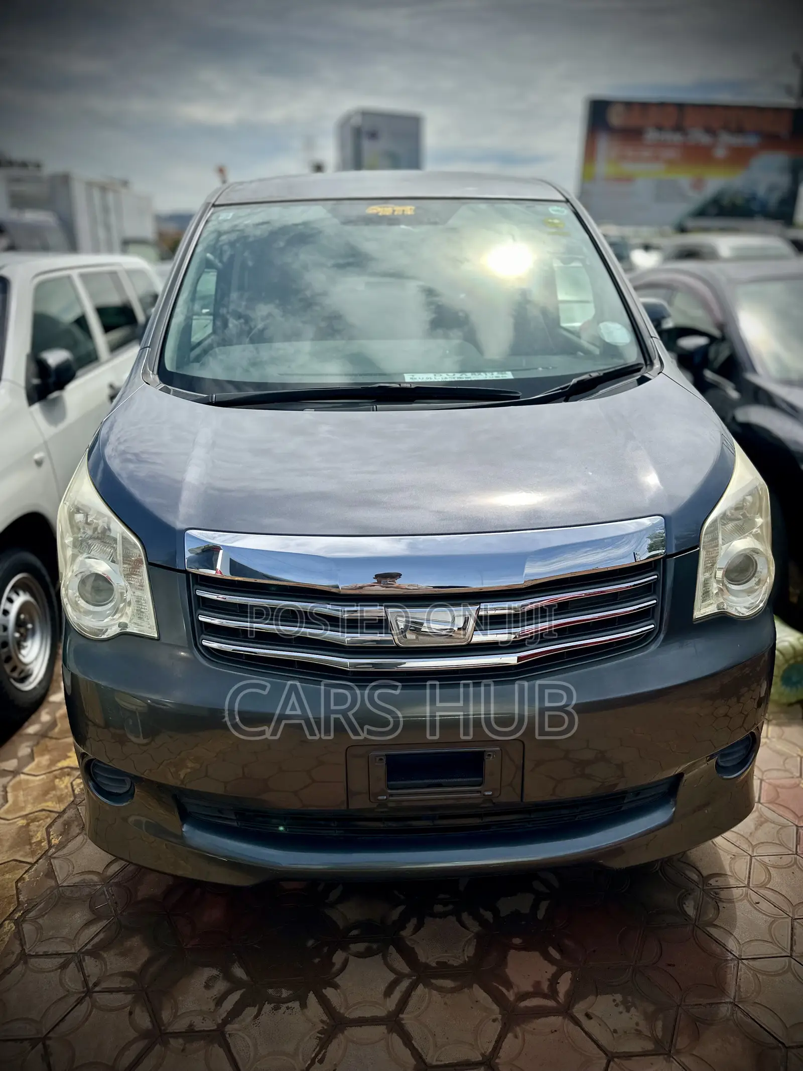 Toyota Noah 2.0 143hp AWD (7 Seater) 2012 Gray