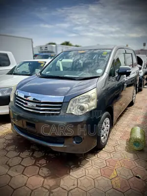 Toyota Noah 2.0 143hp AWD (7 Seater) 2012 Gray
