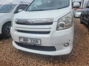 Toyota Noah 2010 White