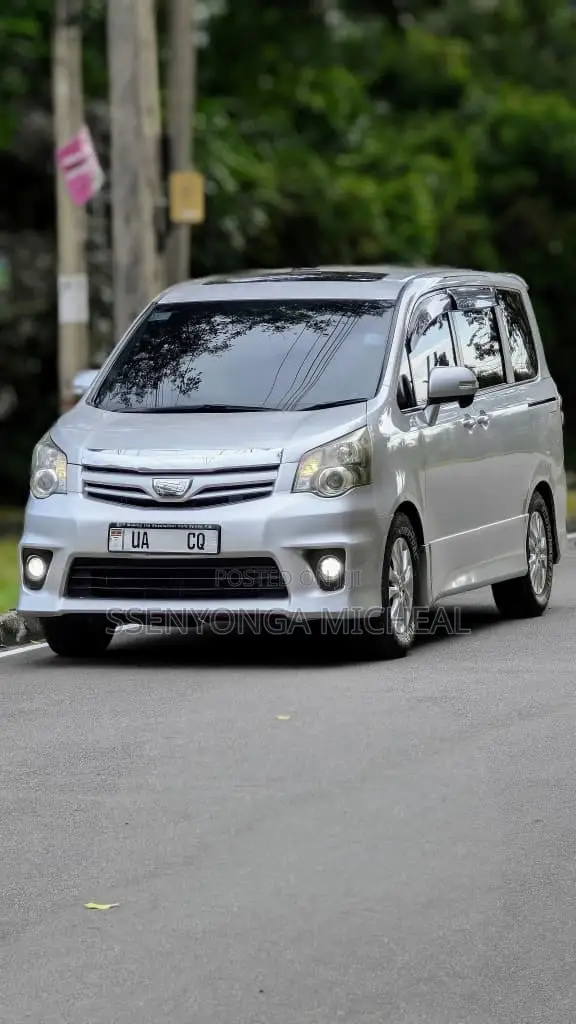 Toyota Noah 2012 Silver