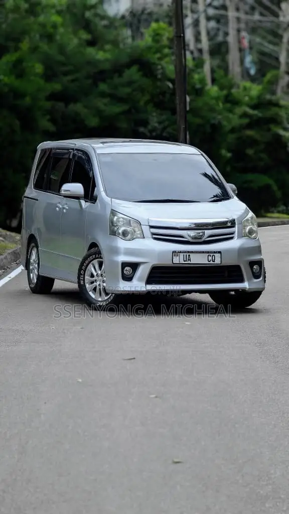 Toyota Noah 2012 Silver