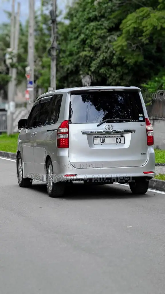 Toyota Noah 2012 Silver