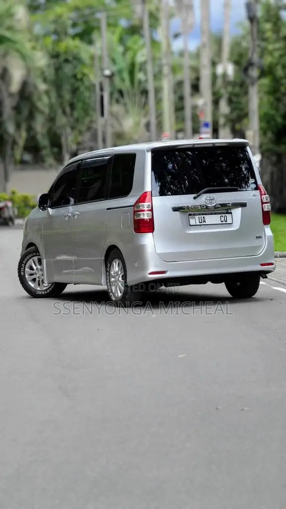 Toyota Noah 2012 Silver