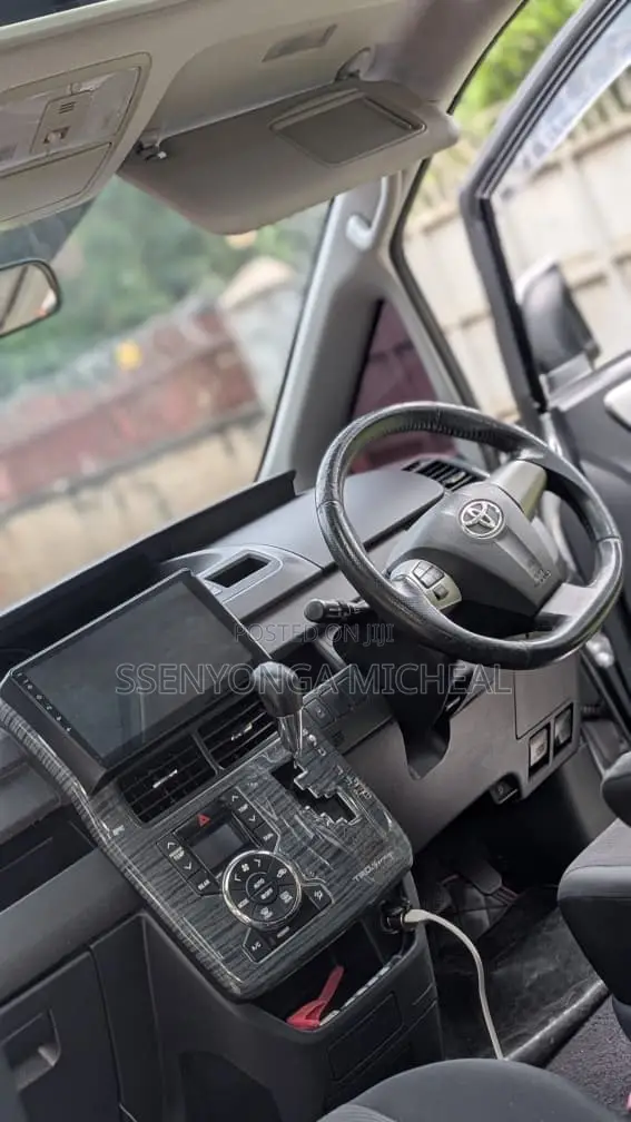 Toyota Noah 2012 Silver