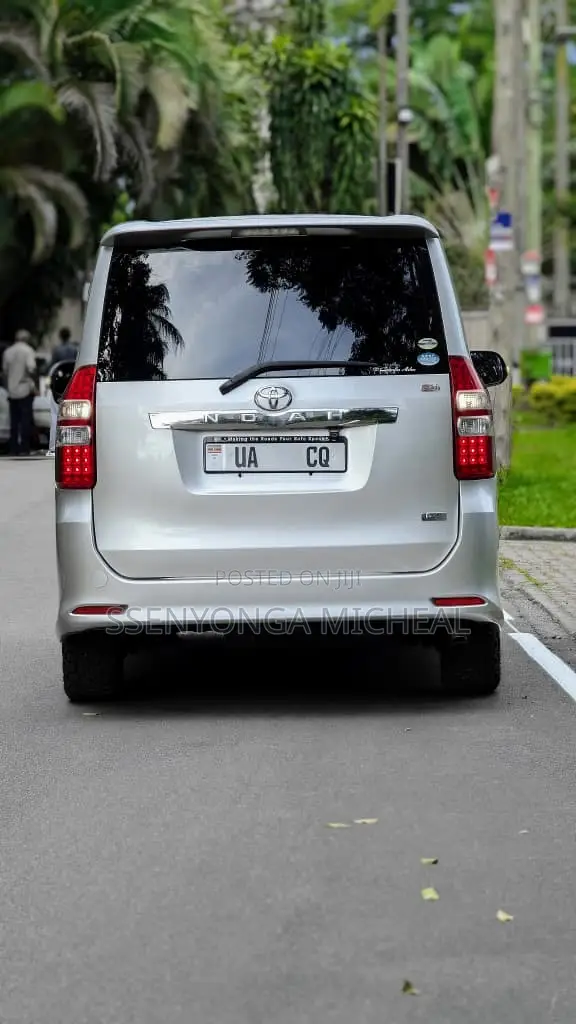 Toyota Noah 2012 Silver