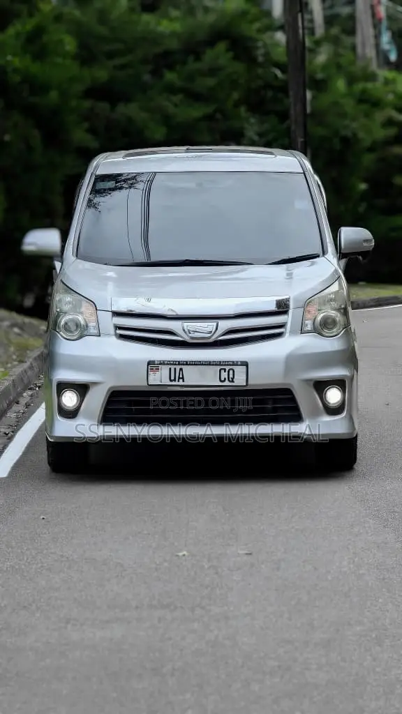 Toyota Noah 2012 Silver