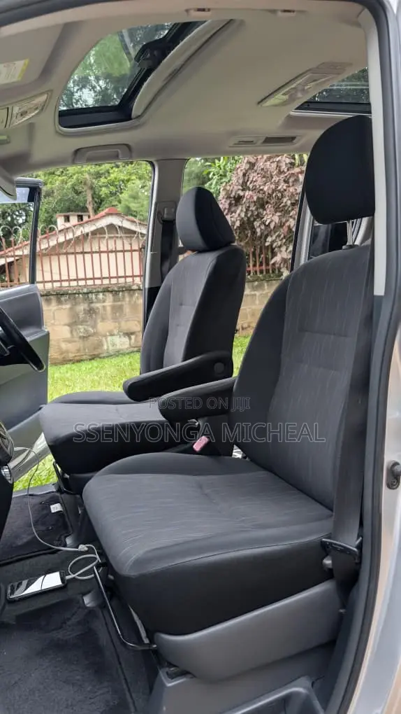 Toyota Noah 2012 Silver