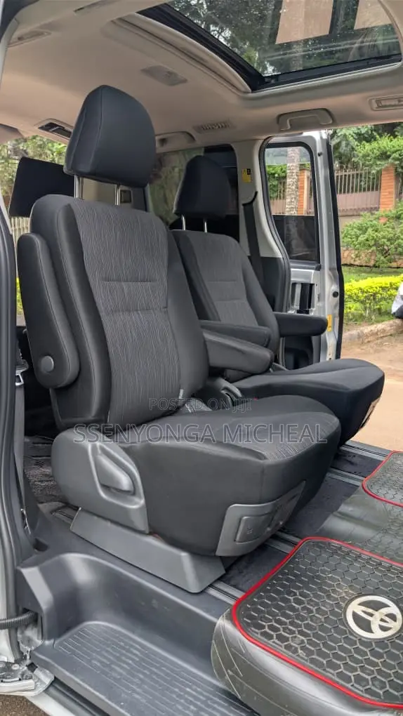 Toyota Noah 2012 Silver