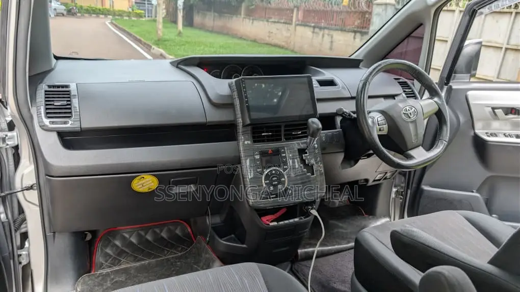 Toyota Noah 2012 Silver