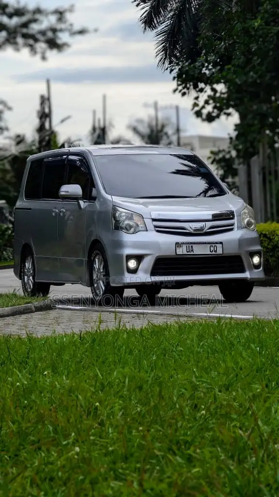Toyota Noah 2012 Silver