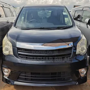 Toyota Noah 2.0 143hp FWD (7 Seater) 2012 Black