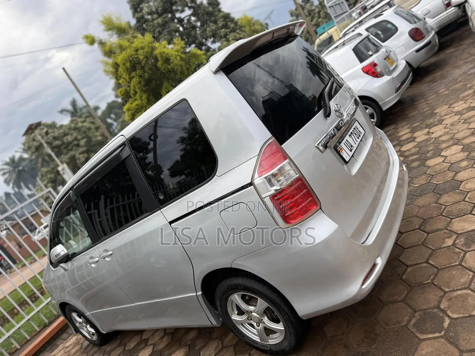Toyota Noah 2.0 143hp AWD (8 Seater) 2008 Silver