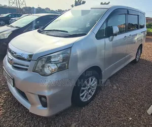 Toyota Noah 2010 Silver