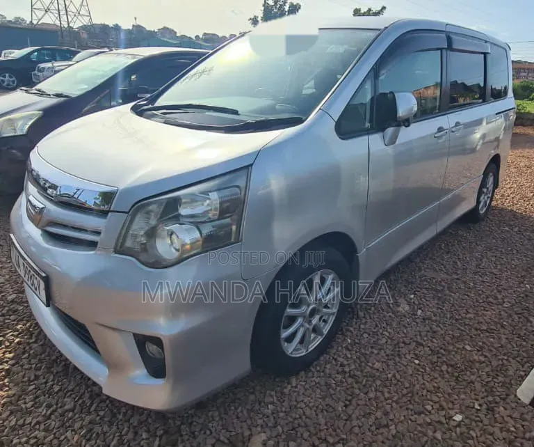 Toyota Noah 2010 Silver