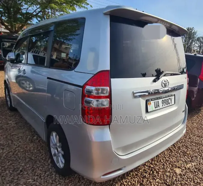 Toyota Noah 2010 Silver