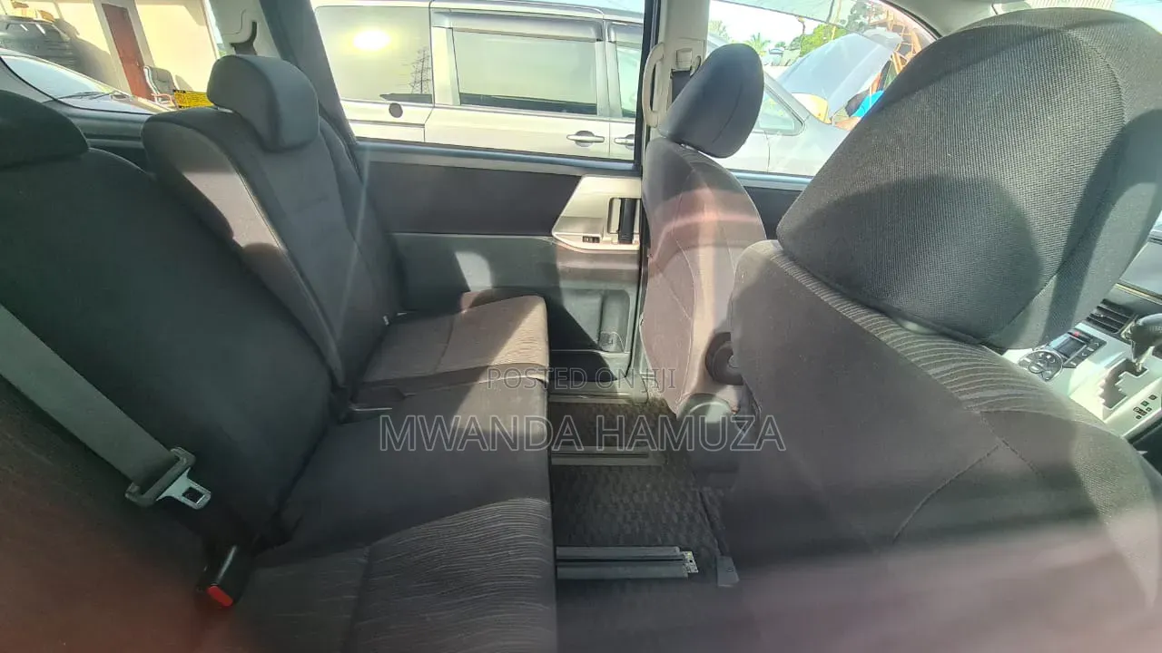 Toyota Noah 2010 Silver