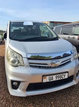 Toyota Noah 2010 Silver