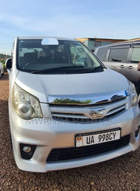 Toyota Noah 2010 Silver