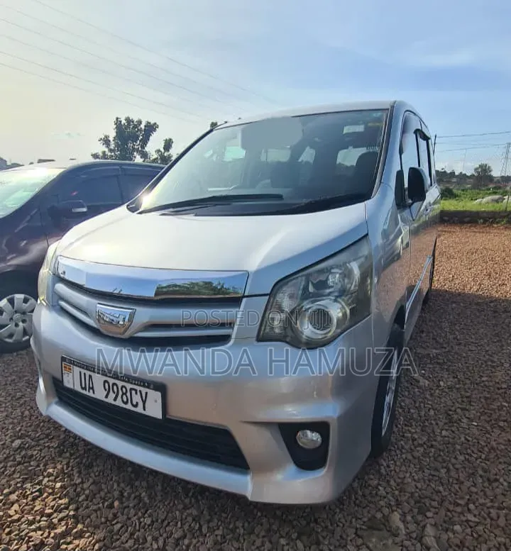 Toyota Noah 2010 Silver