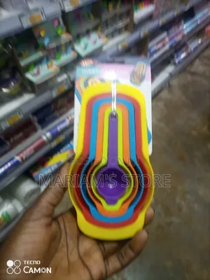 6-Piece Plastic Kitchen Measuring Spoon and Cup Set .]