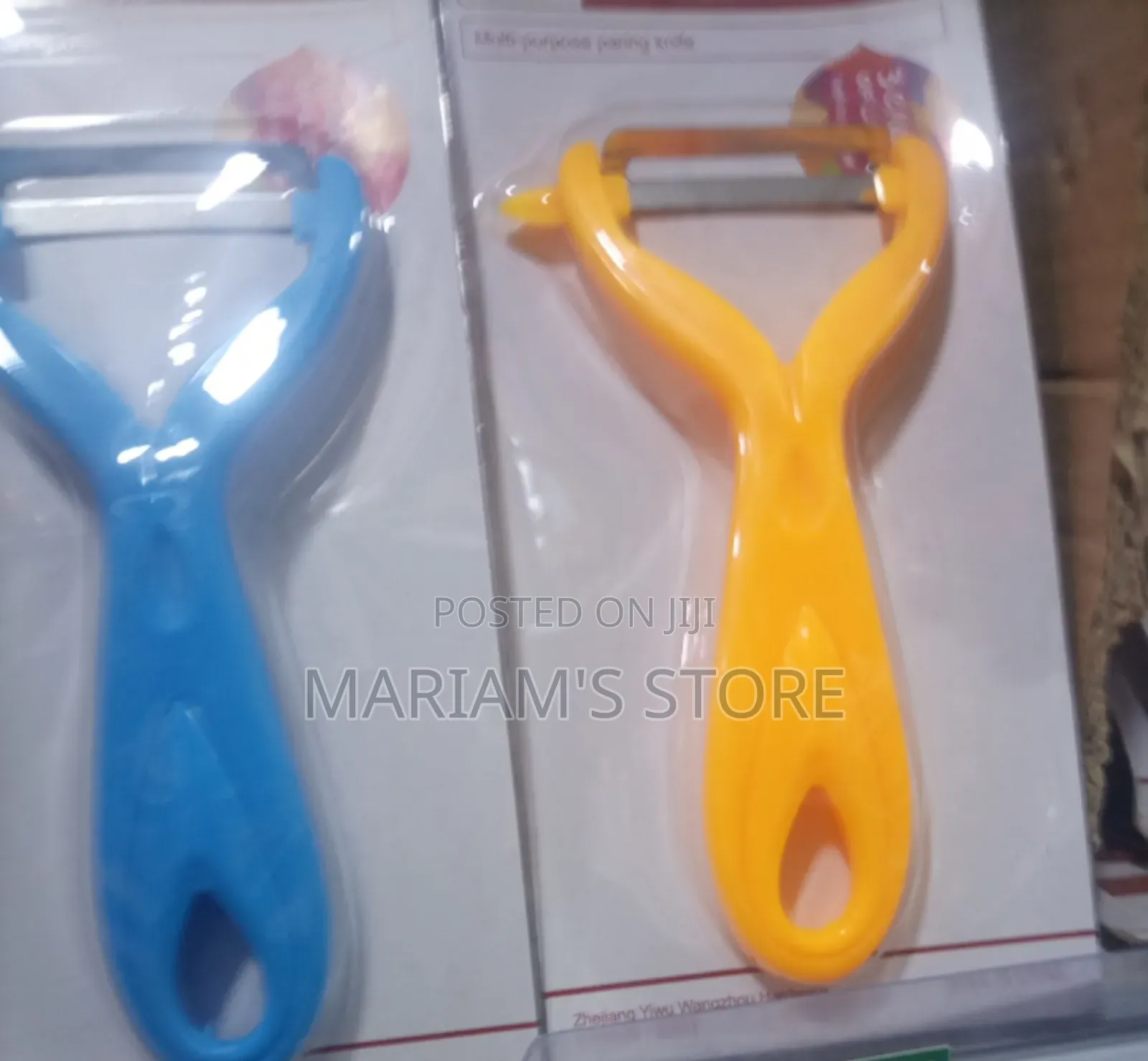 Plastic Kitchen Vegetable Peeler With a Stainless Steel Blade.