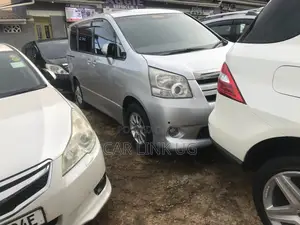 Toyota Noah 2010 Silver