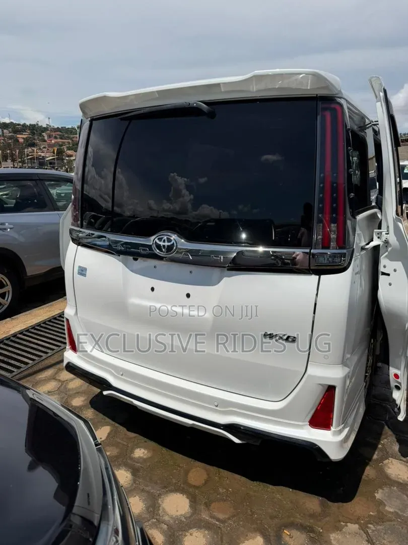 Toyota Noah 2.0 FWD (8 Seater) 2021 White