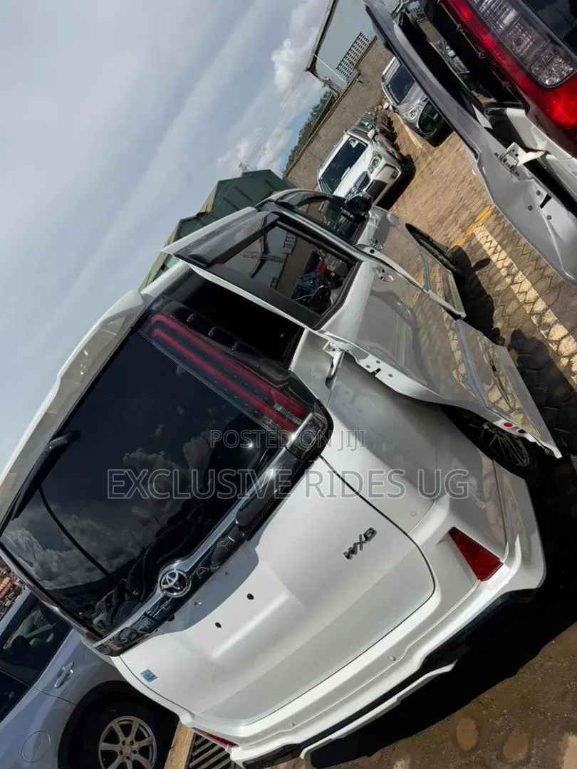 Toyota Noah 2.0 FWD (8 Seater) 2021 White