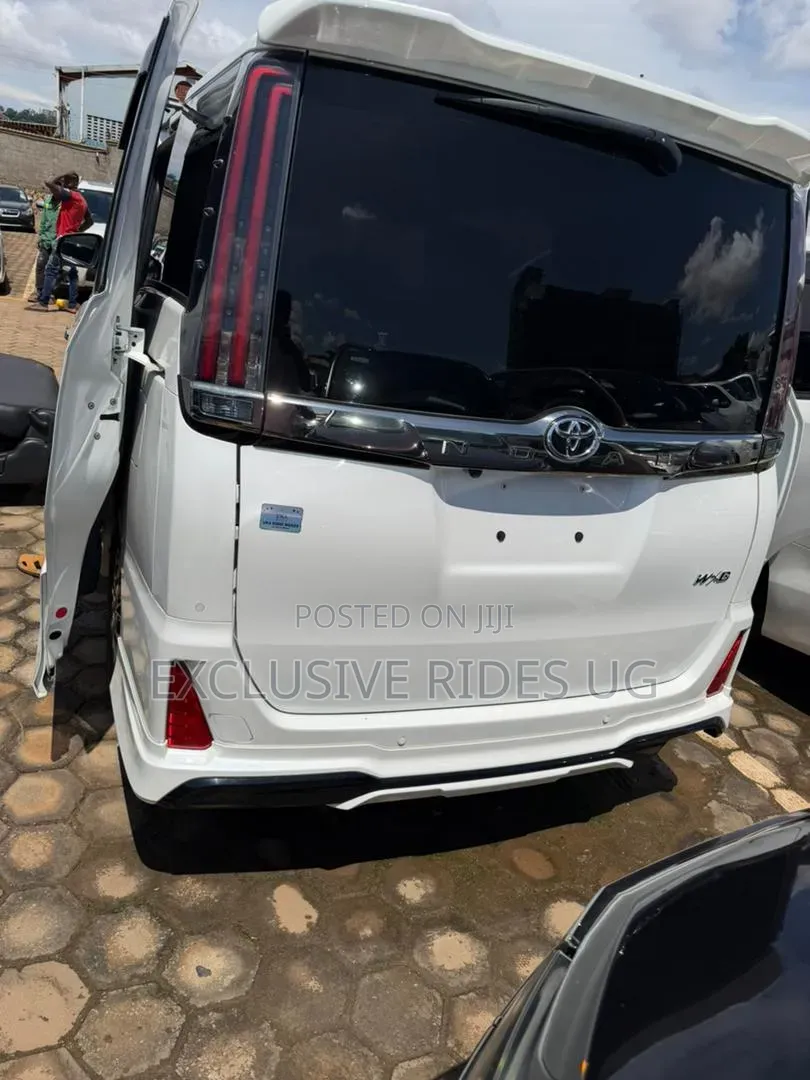 Toyota Noah 2.0 FWD (8 Seater) 2021 White