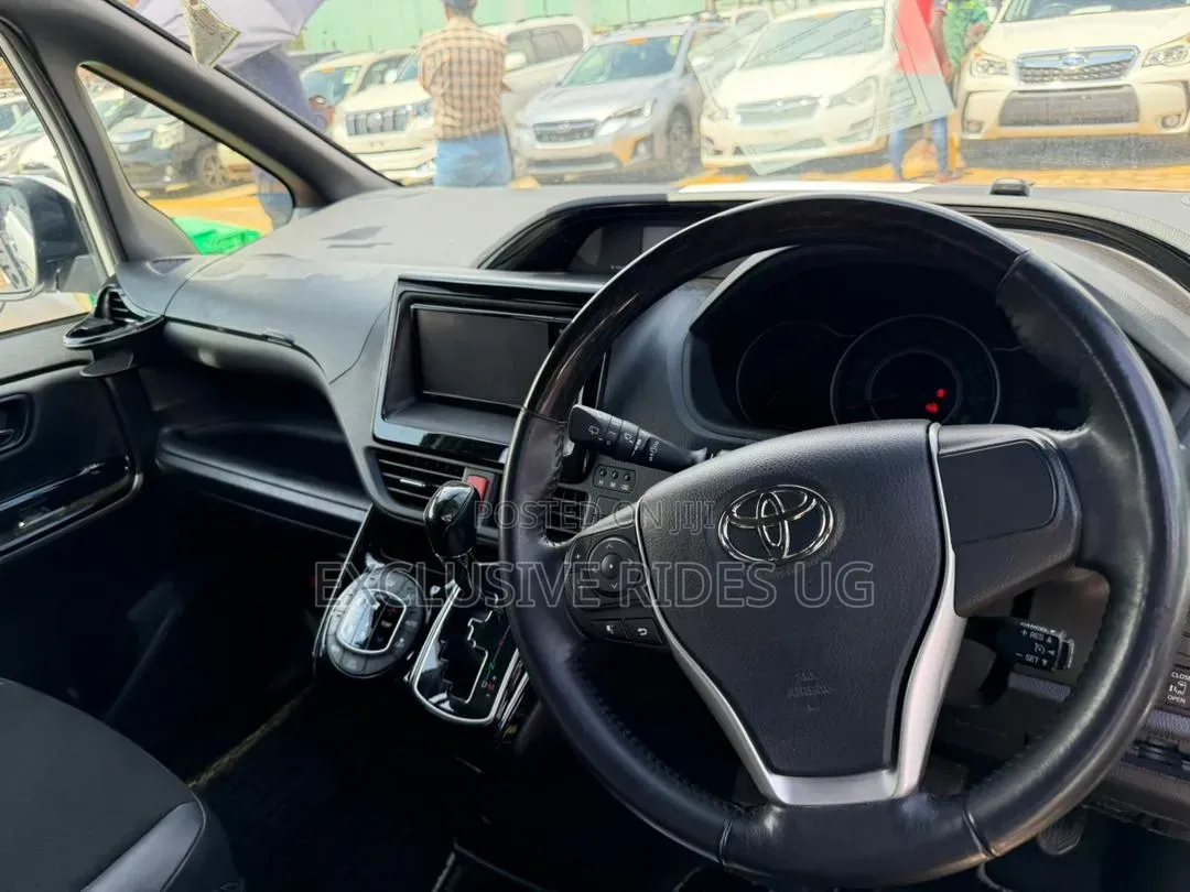 Toyota Noah 2.0 FWD (8 Seater) 2021 White