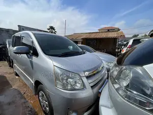 Toyota Noah 2010 Silver